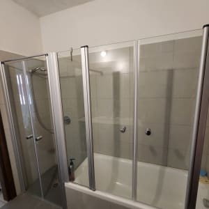 מקלחת עם דלתות זכוכית ואמבטיה