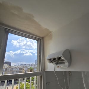 עבודת שפכטל ותיקון קיר ותקרה לצד חלון