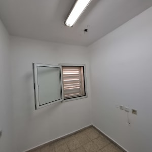 חדר עם קירות צבועים ולוח חשמל