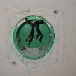 חוטי חשמל בקופסת חיבורים בקיר