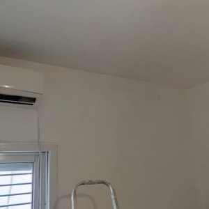 מזגן מותקן על קיר ליד סולם