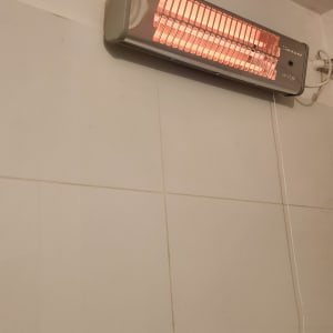 תנור חימום חשמלי מותקן על קיר