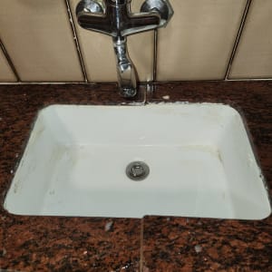 כיור עם ברז מותקן על משטח שיש