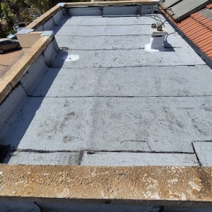 גג אטום עם יריעות ביטומניות ואיטום סביב צינור