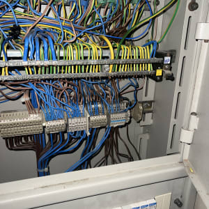 לוח חשמל עם חוטים צבעוניים ומפסקים