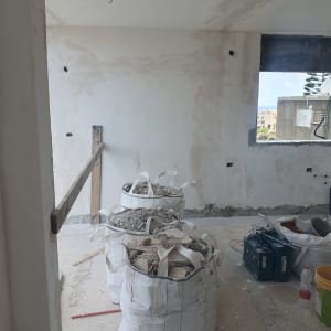 שקי פסולת בנייה בחדר במהלך שיפוץ