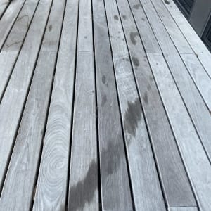 רצפת עץ עם כתמי מים