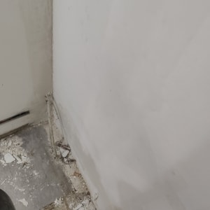 קיר עם טיח מתקלף ודלי צבע