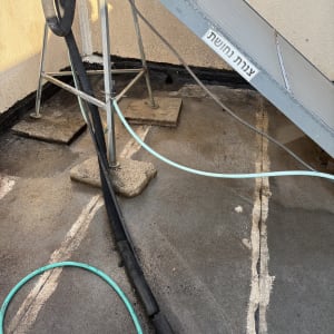 מערכת סולארית על גג עם צינורות וחיבורים