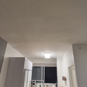 מטבח עם תקרה צבועה ושולחן עגול