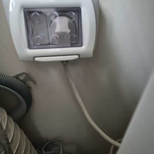 שקע חשמלי עם כבלים מחוברים