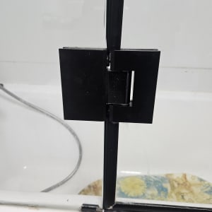 דלת זכוכית למקלחת עם ציר מתכת שחור