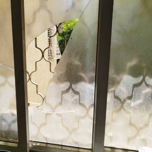 חלון זכוכית שבור עם דפוס גיאומטרי