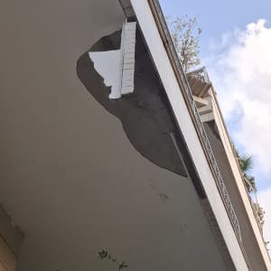 נזק לתקרה בבניין עם סדקים ותיקונים נדרשים