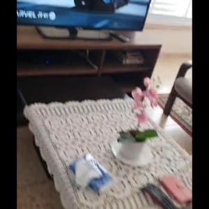 מכונית כחולה נוסעת על מסך טלוויזיה