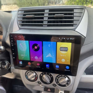 מערכת מולטימדיה ברכב עם מסך מגע ותצוגת אפליקציות