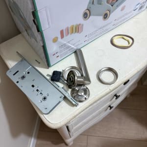 חלקי מנעול וכלים על שולחן ליד קופסה