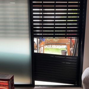 תריסים שבורים ליד חלון עם תנור חימום