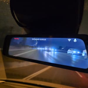 מראה אחורית עם תצוגת מצלמה של כביש בלילה