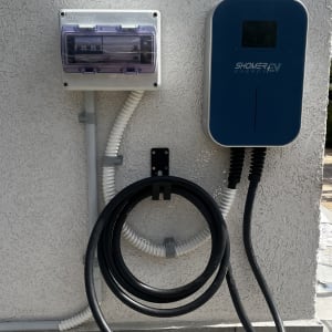 עמדת טעינה לרכב חשמלי עם כבלים וקופסת חשמל