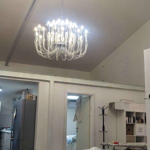 נברשת תלויה מהתקרה עם נורות דולקות