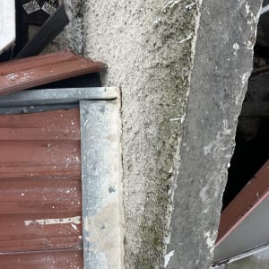 חלקי גג מתכתיים ובטון עם סימני שחיקה