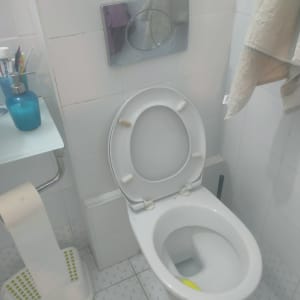 אסלה פתוחה עם נוזל ניקוי צהוב בפנים