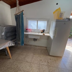 חדר עם מקרר, כיור ומיטות מתקפלות