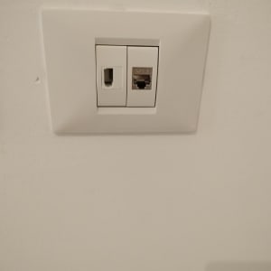 שקע רשת CAT7 ושקע טלפון בקיר לבן