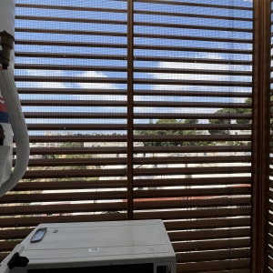 רשת עץ חיצונית עם נוף חלקי של שמיים ועצים