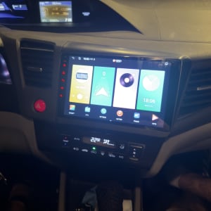 מערכת מולטימדיה ברכב עם מסך מגע ותצוגת אפליקציות