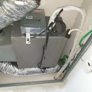 מערכת מיזוג אוויר עם צינורות וחיבורים