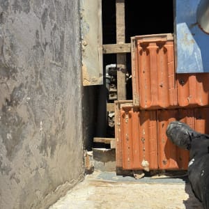 רעפים כתומים על גג עם חלקי מתכת ועץ