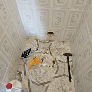 חדר אמבטיה עם כלים וחומרים לתיקון