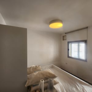 חדר עם קירות צבועים, ניילון על המיטה