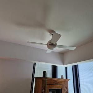 מאוורר תקרה לבן מותקן על תקרה בחדר