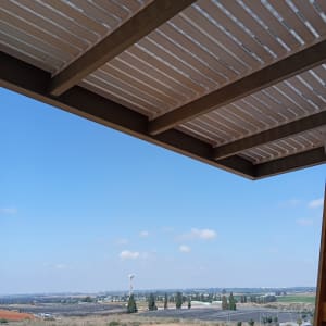 פרגולה מעץ עם קורות חיזוק מתכתיות