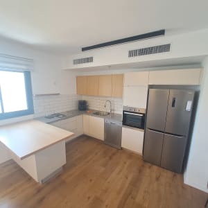 מטבח מודרני עם מקרר, תנור, כיור וכיריים