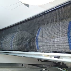 פילטר מזגן עם רשת שחורה ומסגרת מתכת