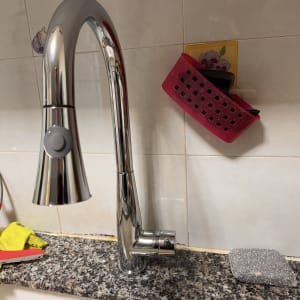 ברז מטבח עם כיור ומשטח עבודה