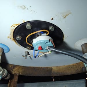 חלק תחתון של דוד שמש עם חיבורים חשמליים וצנרת