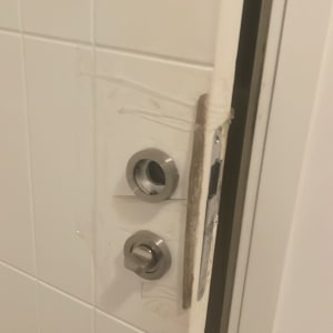 מנעול דלת מתכת עם ידית עגולה