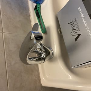 ברז כרום, קרטון, סכין יפנית על כיור