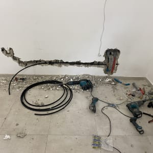 כלים וחומרים לעבודת אינסטלציה על רצפה