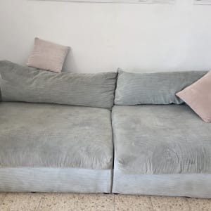 ספה עם כריות בצבעים שונים בחדר מגורים