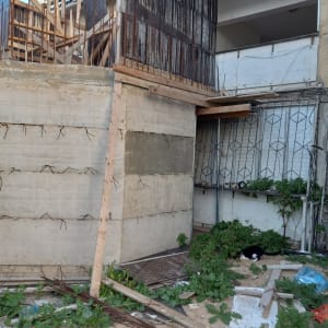 אתר בנייה עם קירות בטון וברזלים חשופים