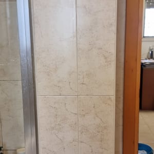 אריחי קרמיקה עם עיטור, דלת עץ, מוצרי טיפוח במקלחת