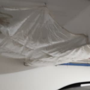 צינורות תקרה מכוסים ביריעת פלסטיק לבנה