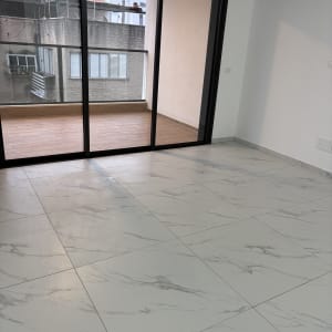 רצפה נקייה ומבריקה ליד חלון גדול