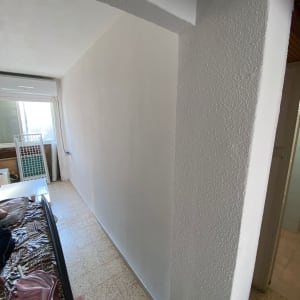 קיר צבוע בלבן עם מרקם מחוספס